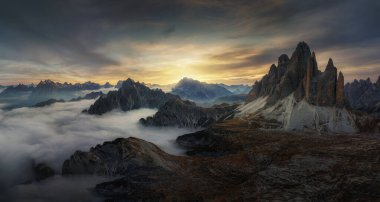 İtalya 'da günbatımında bulutlarla birlikte Dolomitlerin tepesinin büyüleyici görüntüsü