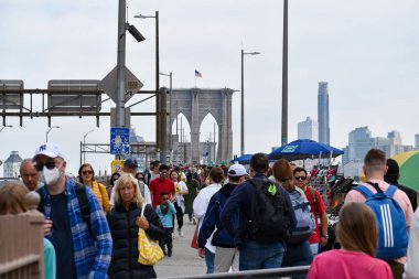New York 'a büyük bir turist topluluğu geliyor.