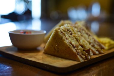 Tahtadaki kızarmış peynirli sandviçler.