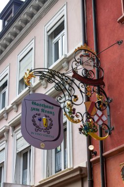 Freiburg, Almanya, Avrupa 'daki bir duvarda güzel bir demir levhanın dikey alçak açılı çekimi.