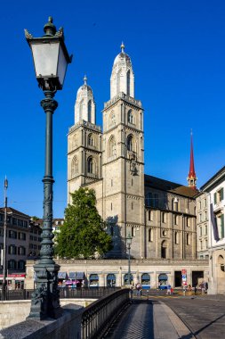 Grossmunster kilisesinin çift kuleleri ve İsviçre 'nin Zürih kentindeki Münih köprüsünün dikey görüntüsü.