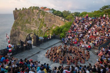 Endonezya, Bali 'deki Uluwatu Tapınağı ve Kecak Gelenek Ateş Dansı' nda bir grup insan