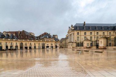 Dijon, Fransa 'nın güzel şehri, Kurtuluş Meydanı, Burgundy Dükü' nün sarayının önünde.