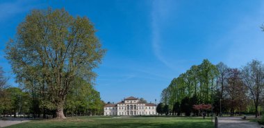 Bahçesinde mavi gökyüzüne karşı Amerikan çınarı olan Villa Tesoriera 'nın güzel manzarası. Torino, İtalya.