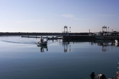 Balıkçılar ürünlerini limandaki taze balık pazarında satıyorlar.
