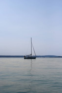 Almanya, Bodensee 'deki Constance Gölü' nde teknelerin dikey çekimi
