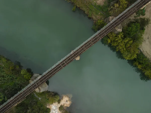 Vue Aérienne Pont Dessus Une Rivière Traversant Ses Berges Recouvertes — Photo