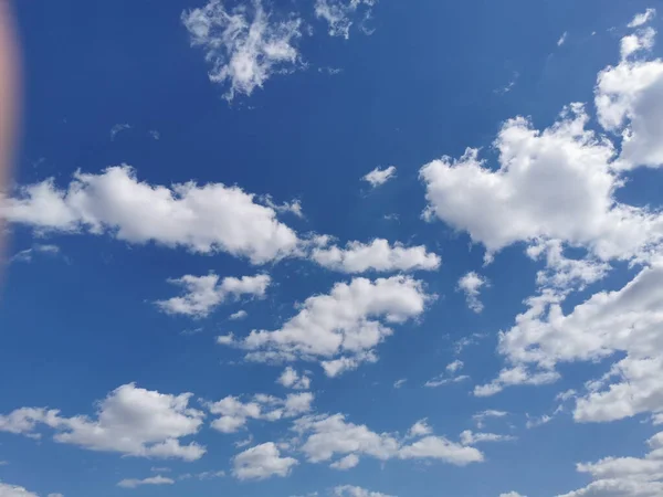 Malowniczy Krajobraz Chmur Białymi Chmurami Wznoszącymi Się Błękitnym Niebie — Zdjęcie stockowe