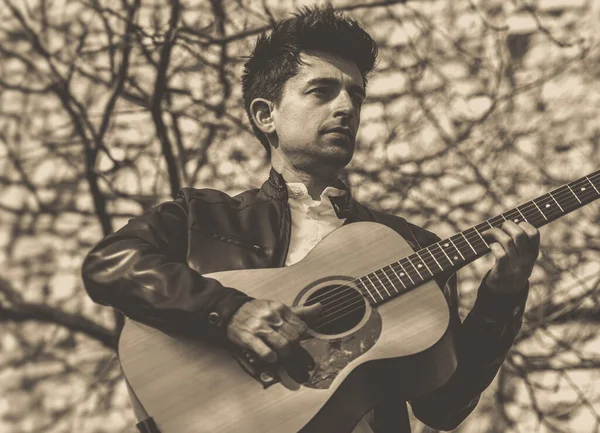 Uma Imagem Estilos Vintage Homem Tocando Guitarra Com Árvores Fundo — Fotografia de Stock