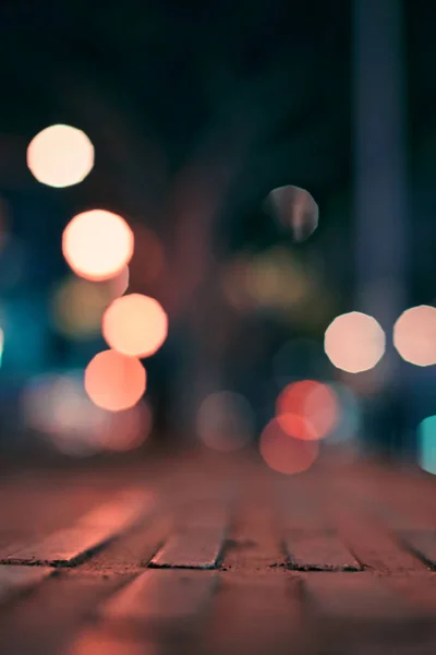 Eine Vertikale Verschwommene Aufnahme Von Lichtkugeln Bokeh Der Nacht — Stockfoto