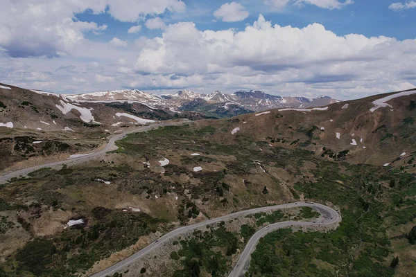 Una Vista Aérea Paisaje Montañoso Con Una Carretera Con Curvas —  Fotos de Stock