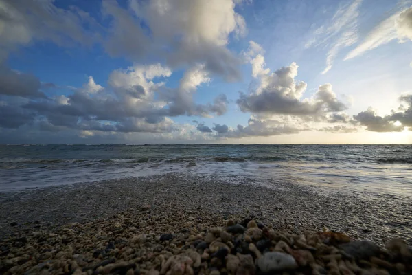 Une Vue Fascinante Une Côte Rocheuse Avec Beau Ciel Nuageux — Photo