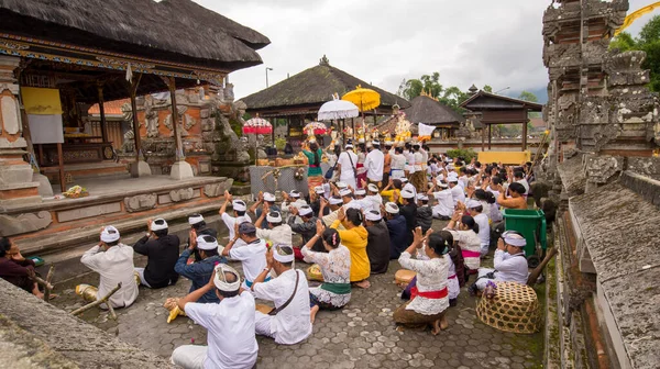 Traditionella Balinesiska Människor Ber Pura Bratan Temple Bali Indonesien — Stockfoto