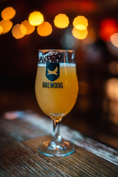 Vertikal Bild Ett Glas Med Brewdog Skylt Bar London — Stockfoto