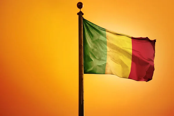 Die Litauische Nationalflagge Auf Einem Fahnenmast Auf Orangefarbenem Hintergrund — Stockfoto