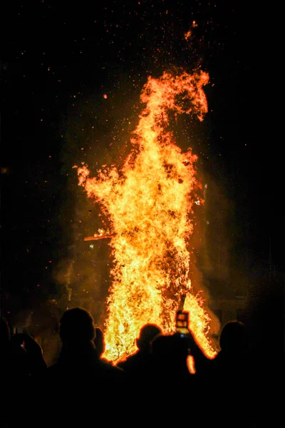 Vertical Shot Huge Fire People Surrounding — Stock Photo, Image