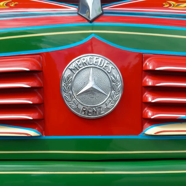 Mercedes Benz Star Badge Logo Brand Hood Old 1112 Urban — Stockfoto