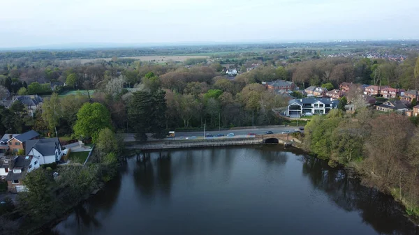 Een Vogelperspectief Van Een Brug Een Rivier Een Klein Stadje — Stockfoto