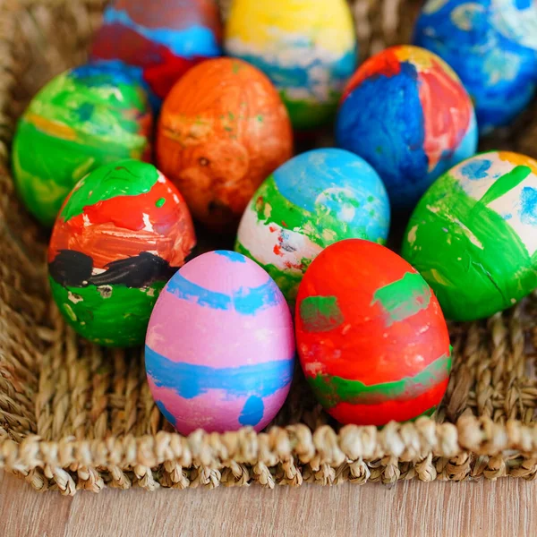 Barevné Malované Vejce Koši Slámy Velikonoce — Stock fotografie