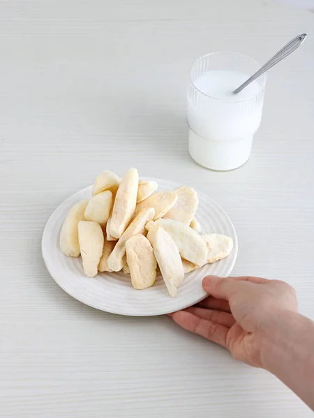 Beautiful Shot Air Dried Apples Milk White Table — Stock Photo, Image