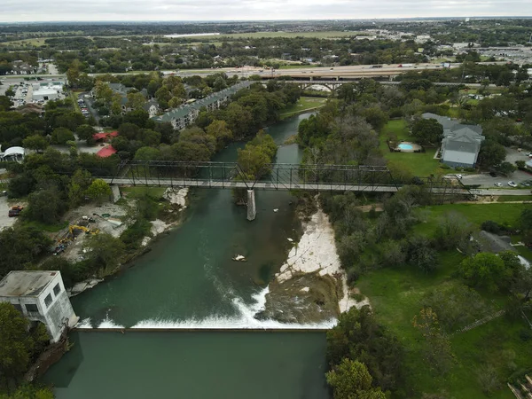 Aerial Shot Bridge River Flowing Its Banks Covered Greenery Buildings — Stock Photo, Image