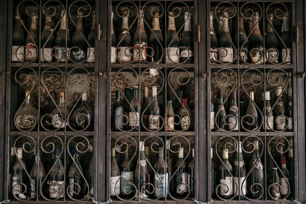 ヴィンテージの棚に古いワインボトルの閉鎖 — ストック写真