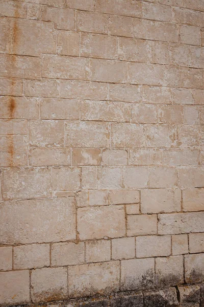 Bej Rengi Eski Yıpranmış Bir Duvarın Dikey Görüntüsü — Stok fotoğraf