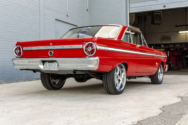 Heldere Rode Ford Falcon Voor Garagedeur — Stockfoto