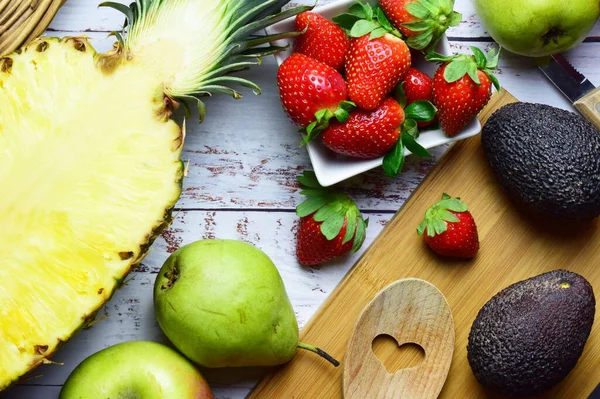 Ett Platt Lager Varierad Färsk Frukt Med Jordgubbar Äpplen Ananas — Stockfoto