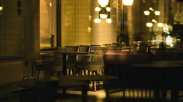 Beautiful Shot Empty Cafe Chairs Tables Illuminated Yellow Light Bulbs — Stock Photo, Image