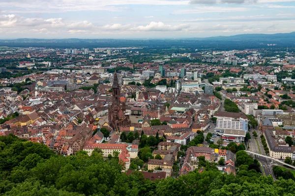 欧洲弗赖堡美丽的城市和大教堂鸟瞰全景 — 图库照片