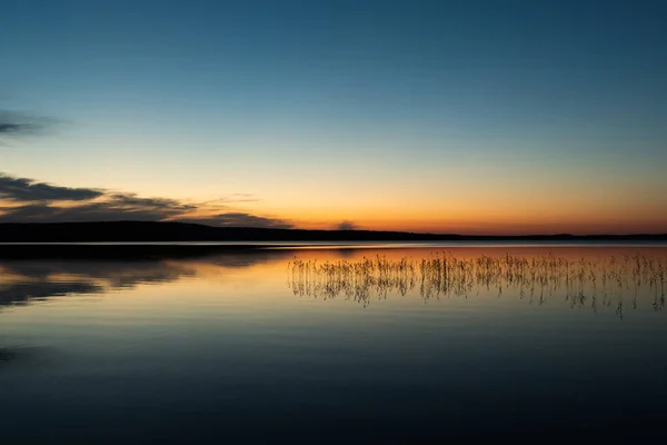 Spiegelungen Des Sonnenuntergangs Auf Der Oberfläche Des Sees — Stockfoto