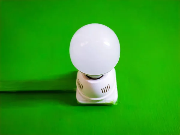 Крупный План Лампочки Белым Пластиковым Держателем Лампы Изолированным Зеленом Фоне — стоковое фото