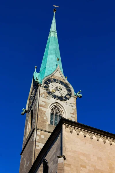 スイスのチューリッヒにあるフラムンスター教会の時計塔の垂直閉鎖 — ストック写真