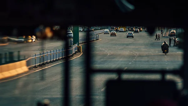 Foco Superficial Tráfego Movimentado Dirigindo Uma Estrada Asfalto Noite — Fotografia de Stock