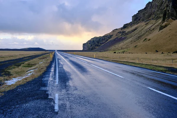 Τυπική Άποψη Ring Road Στη Νότια Ισλανδία Χειμώνα Δρόμος Είναι — Φωτογραφία Αρχείου