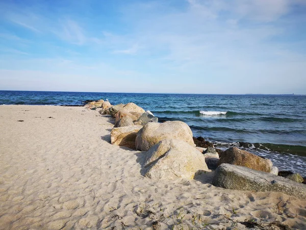 近岸海面上的一个由石头构成的特写镜头 — 图库照片