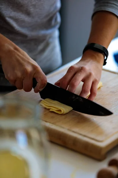 ナイフで生地を切る人の垂直ショットキック — ストック写真