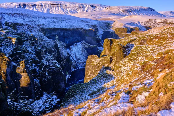 Fjadrargljufur Canyon Southern Iceland Fjadra River Kirkjubaejarklaustur 蜿蜒的河流穿过陡峭曲折的峡谷 — 图库照片