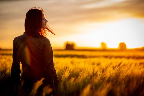 Young Woman Leather Jacket Standing Green Field Beautiful Sunset — Stock Photo, Image