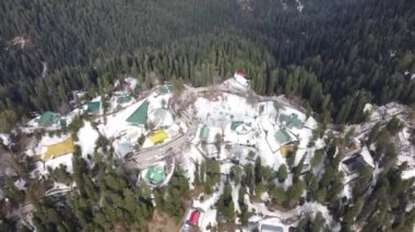 Kışın yüksek çayırlarla çevrili binaların güzel drone görüntüsü..