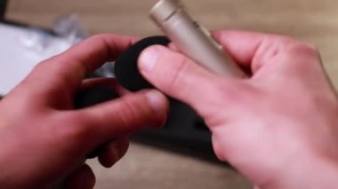 Behringer C2 yoğunlaştırıcı mikrofonlarının açılışına yakın çekim.