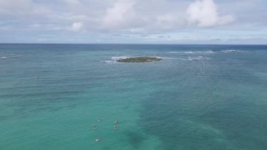 Okyanus etrafında Yeni Güney Galler 'deki dalgalarla birlikte havadan yavaş bir hareket.