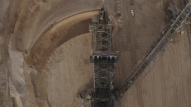 HD 'deki kömür madenindeki dev bir kazıcının hava görüntüsü.