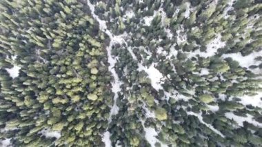 # Güzel bir drone manzarası # # Dağlarda yüksek çayırlarda # # kısmen karla kaplı #.