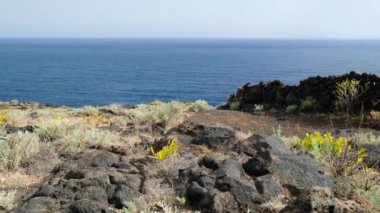 El Hierro, Kanarya Adaları kıyılarına ve okyanusa uzanan volkanik araziye uzanan güzel yürüyüş yolu. Yavaşça döndür..