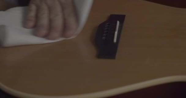 Rengörande Gitarrkropp Slow Motion — Stockvideo
