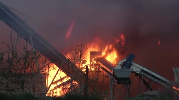 德国一场大火中燃烧的金属设备的特写 — 图库视频影像