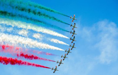 Palermo üzerinde İtalya bayrağını oluşturan dumanlı güzel bir uçak görüntüsü.