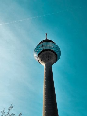 Mavi gökyüzünde Ren kulesinin alçak açılı bir görüntüsü.